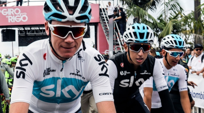 Chris Froome escoltado por su compañero de equipo, el colombiano Egan Bernal