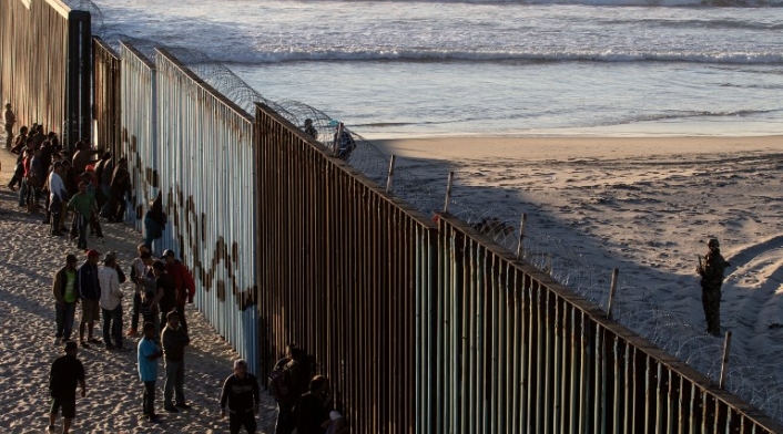 Así se han visto los migrantes centroamericanos en un muro que divide a México con Estados Unidos. Así se han visto los migrantes centroamericanos en un muro que divide a México con Estados Unidos.