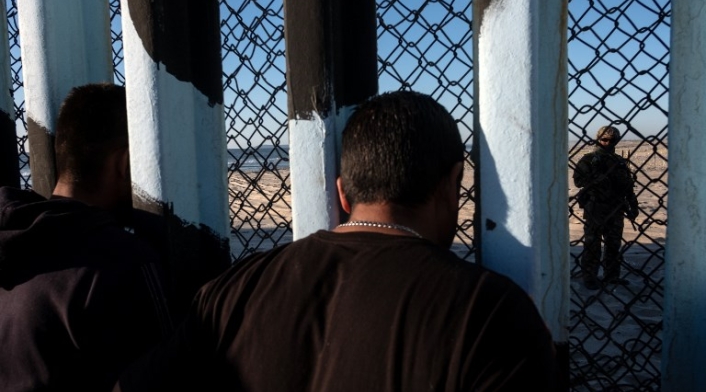 Migrantes centroamericanos en el muro