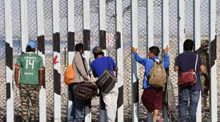 Migrantes centroamericanos muro Estados Unidos