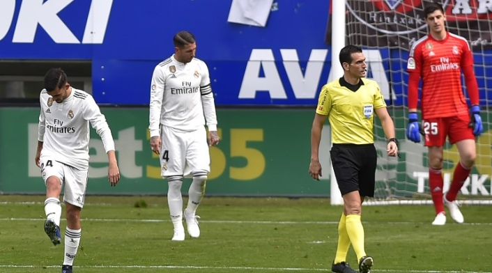 Jugadores del Real Madrid se lamentan tras la goleada sufrida con el Eibar Jugadores del Real Madrid se lamentan tras la goleada sufrida con el Eibar
