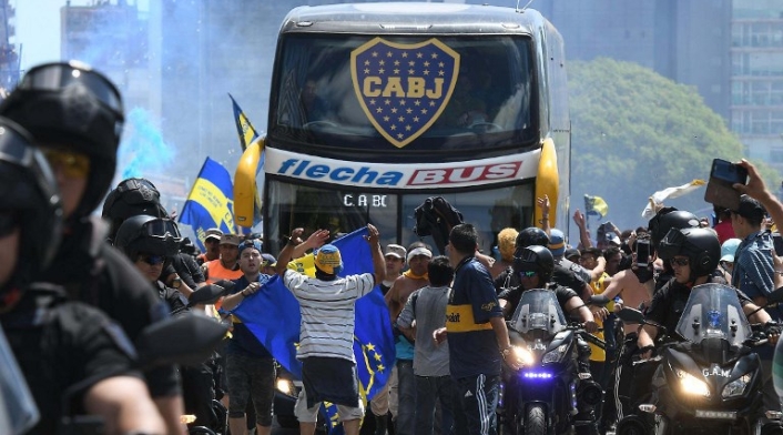 Bus de Boca Juniors en las inmediaciones al estadio Monumental de River Bus de Boca Juniors en las inmediaciones al estadio Monumental de River