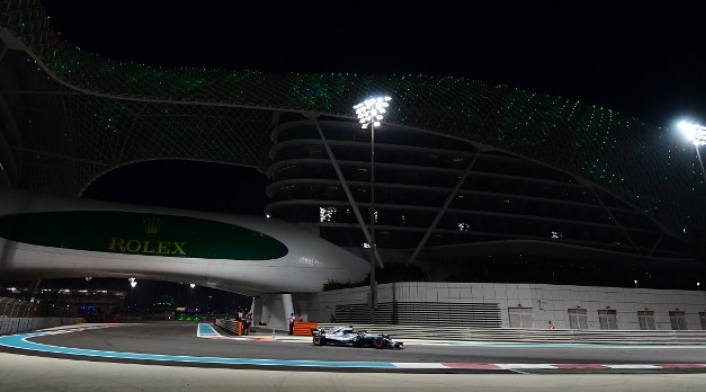 Lewis Hamilton en su Mercedes en el Gran Premio de Abu Dhabi Lewis Hamilton en su Mercedes en el Gran Premio de Abu Dhabi