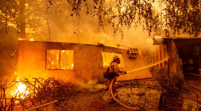 Bomberos en los trabajos de control de los incendios en California