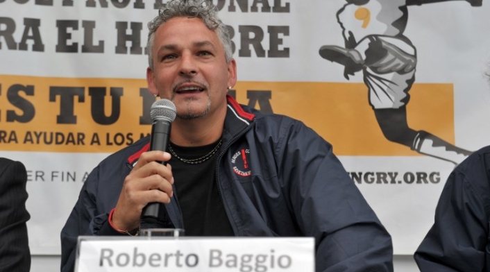 Roberto Baggio es un exfutbolista italiano que jugaba como delantero. Recordado por haber fallado un penal en la final del Mundial del 1994 ante Brasil.