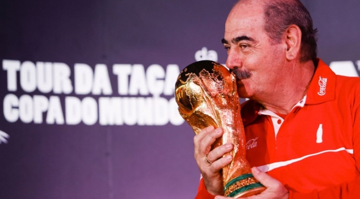 Roberto Rivelino es un exfutbolista brasileño que fue considerado como uno de los mejores jugadores sudamericanos. Fue campeón del mundo en 1970.
