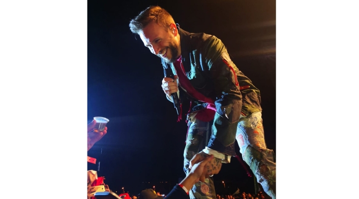 Fotos, apretones de mano y sonrisas caracterizaron su presentación.