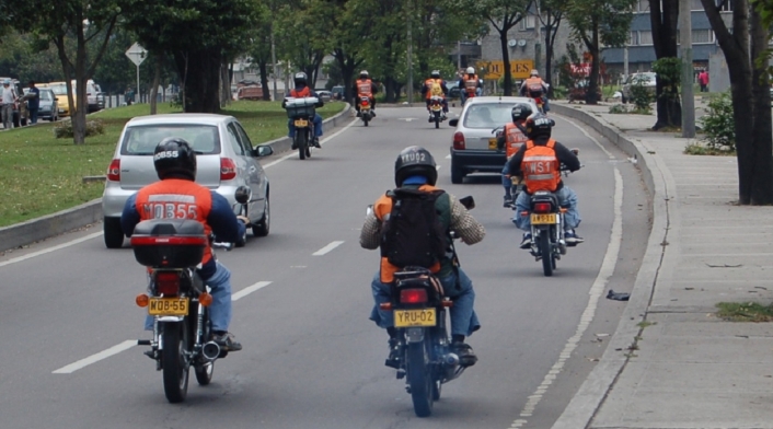 Motociclistas en vías.