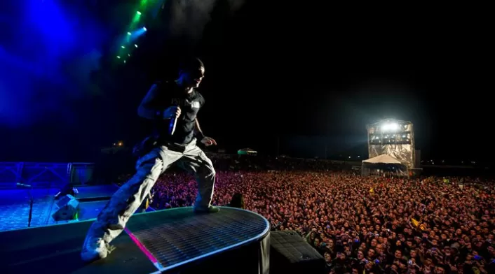 Bruce Dickinson, vocalista de Iron Maiden, ante el público de Colombia el 20 de marzo de 2011 en el Parque Simón Bolívar de Bogotá (Final Frontier World Tour)