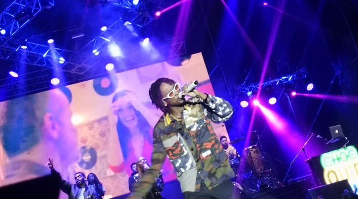 Slow, con su característico rap, llenó de enegía el estadio La Independencia.