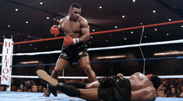 4. Mike Tyson. Nació el 30 de junio de 1966 en Brownsville, Nueva York (EE.UU.). Se retiró el 11 de junio de 2005. Tiene un récord de 50 victorias (44 nocauts), seis derrotas – dos combates nulos. Realizó nueve defensas.