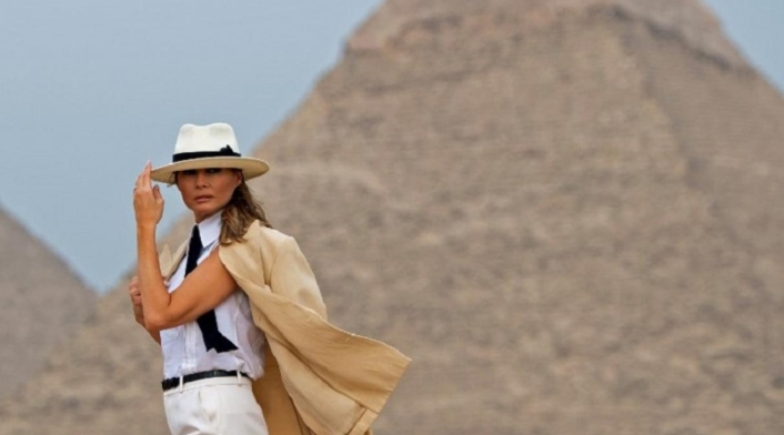 Melania visita las famosas pirámides de Guiza en Egipto.