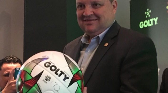 Jorge Enrique Vélez, presidente de la Dimayor, con el nuevo balón Golty para la Liga Águila 2019