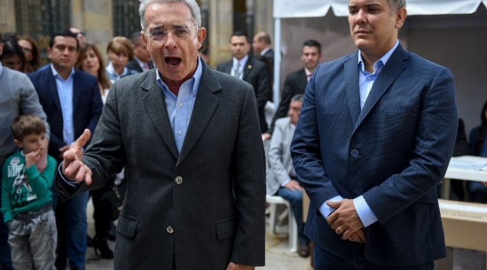 Ex senador Álvaro Uribe (izq.) y presidente Iván Duque