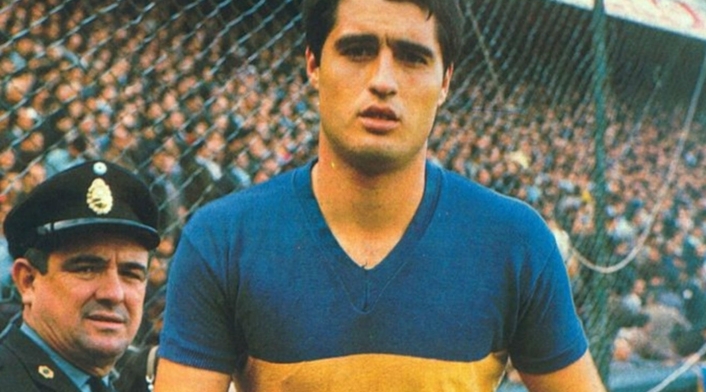 7. Ángel Clemente Rojas. Debutó en primera en 1963 y en su momento llegó a ser comparado con Pelé. Es claro que volvía locos a los defensores con su quiebre de cintura. Conquistó cinco títulos y marcó 79 goles.
