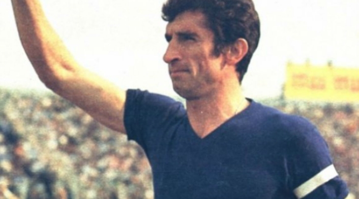 5. Antonio Rattin. El eterno capitán de Boca que demostró ser un líder dentro de la cancha y un referente para sus compañeros y rivales. Disputó 382 partidos entre 1956 y 1970, siendo ésta la única camiseta que lució en su carrera. Ganó cuatro títulos.