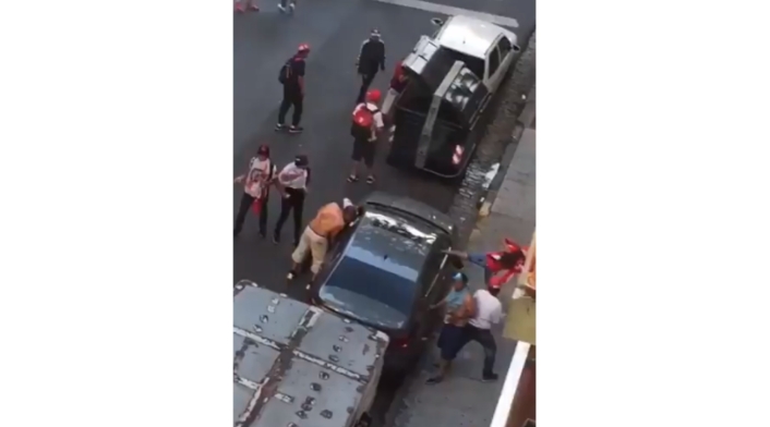 Ataque de jóvenes con camisetas de River