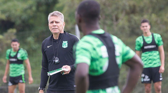 Paulo César Autuori dirige un entrenamiento de Atlético Nacional Paulo César Autuori dirige un entrenamiento de Atlético Nacional