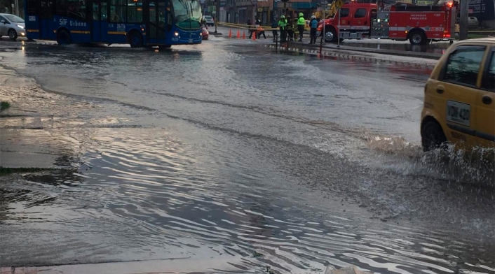 La Avenida La Esperanza con Carrera 50, en Bogotá, afectada por la rotura de un tubo La Avenida La Esperanza con Carrera 50, en Bogotá, afectada por la rotura de un tubo