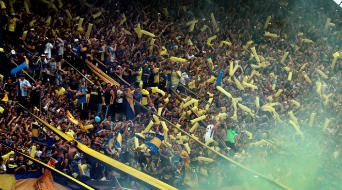 Hinchas de Boca en el Estadio La Bombonera, en Buenos Aires (Argentina)