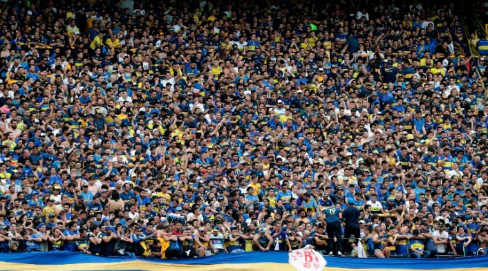 Hinchas de Boca en el Estadio La Bombonera, en Buenos Aires (Argentina)