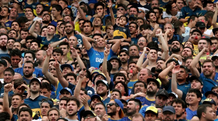 Hinchas de Boca en el Estadio La Bombonera, en Buenos Aires (Argentina)