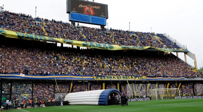 Hinchas de Boca en el Estadio La Bombonera, en Buenos Aires (Argentina)