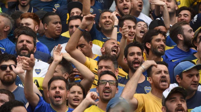 Hinchas de Boca en el Estadio La Bombonera, en Buenos Aires (Argentina)