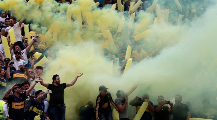 Hinchas de Boca en el Estadio La Bombonera, en Buenos Aires (Argentina)