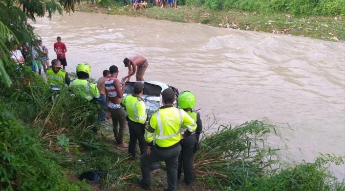 Madre e hija se encuentran desaparecidas tras ser arrastradas por fuerte arroyo en Soledad
