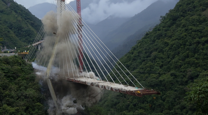 El 11 de julio de 2018, en Guayabetal (Cundinamarca), en la vía Bogotá - Villavicencio, se llevó acabo la implosión de la parte que quedó en pie del colpasado puente de Chirajara. La primera parte se cató el 15 de enero de 2018