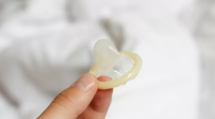 Condones falsificados eran entregados a prostitutitas Condones en alcantarillas