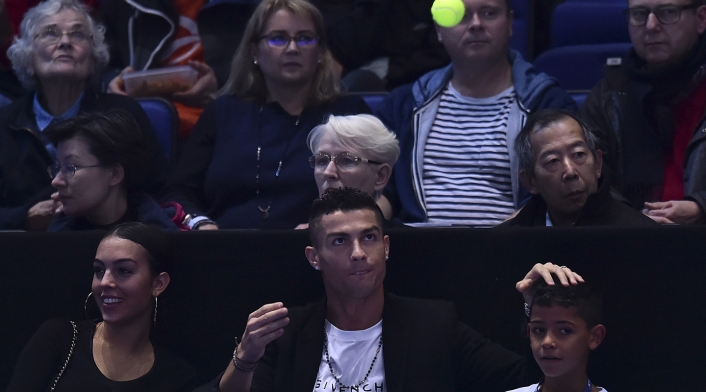Cristiano Ronaldo viendo un partido de Novak Djokovic en el Torneo de Maestros Cristiano Ronaldo viendo un partido de Novak Djokovic en el Torneo de Maestros