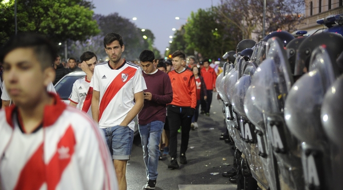 Desmanes en el Monumental final Boca River Luego de la suspensión de la final entre Boca y River se presentaron enfrentamientos a las afueras del estadio Monumental.