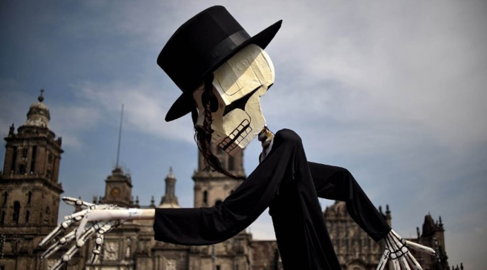 Este evento se lleva a cabo los días 1 y 2 de noviembre en todo México y se utilizan calaveras y esqueletos vestidos con atuendos de esta cultura para festejarla.