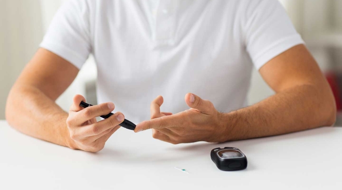 Los pacientes con diabetes deben monitorear sus niveles de glucosa