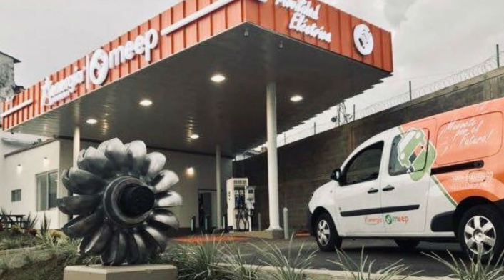 La electrolinera instalada en Pereira cuenta con unos panales solares que sirven también a la estación.