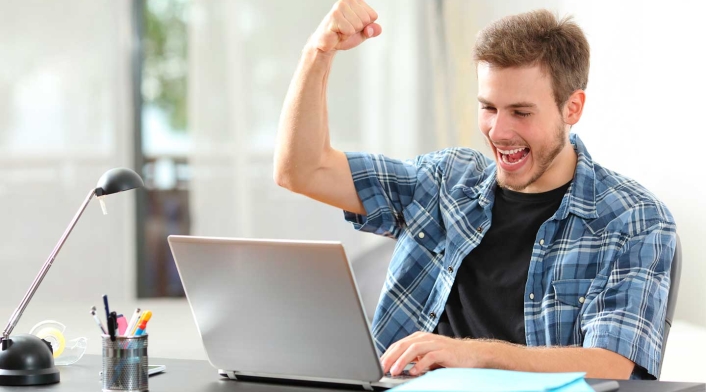 Profesionales buscan empleo en plataformas como Linkedin