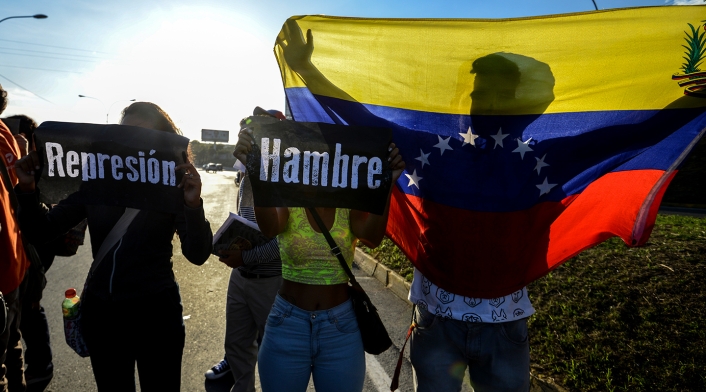 Venezolanos Continua la migración masiva de miles de venezolanos hacia Colombia, Perú y Ecuador.