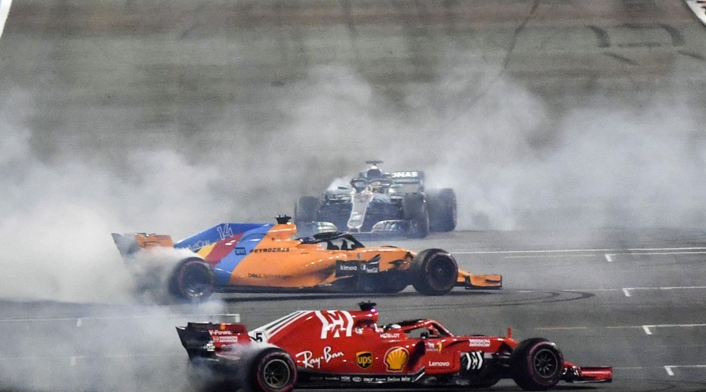 Fernando Alonso, despedido de la Fórmula Uno en el Gran Premio de Abu Dabi, en Emiratos Árabes Unidos, por los pilotos Lewis Hamilton y Sebastian Vettel