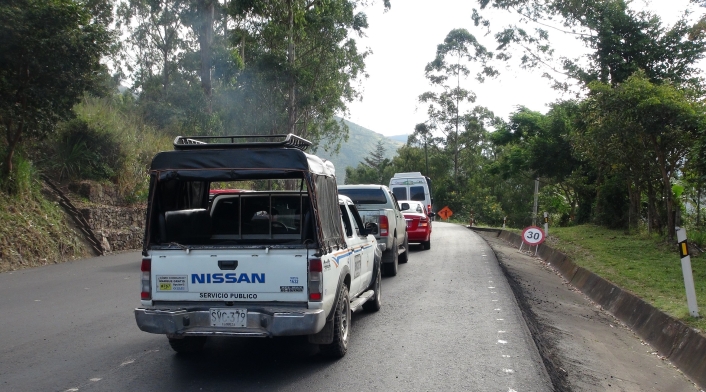 Transito y bloqueo vía al Llano