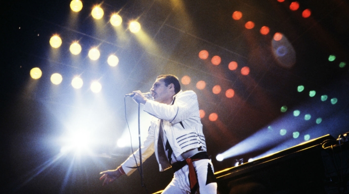 4. Siendo 1988, Freddie Mercury disfrazó de hombre a Lady Di para lograr salir de noche. Un día le hizo la arriesgada propuesta para lograr salir con algunos amigos por Londres. Fue con la ayuda de la actriz de comedia Cleo Rocos y del actor y DJ Kenny Everett, que logró que la princesa Diana con una gorra, unas gafas de sol y una chaqueta militar pasara inadvertida por la capital británica.