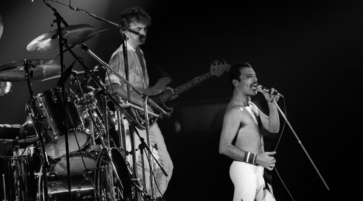 5. Durante la guerra de Las Malvinas, Argentina prohibió la música de Queen como parte de este conflicto. En 1982, la junta militar liderada por Leopoldo Galtieri sugirió a quienes conducían la radio que diesen prioridad a los artistas locales y no a quienes cantaban en inglés. Esa ‘recomendación’ se extendió para músicos como Queen, Olivia Newton John o los Bee Gees.