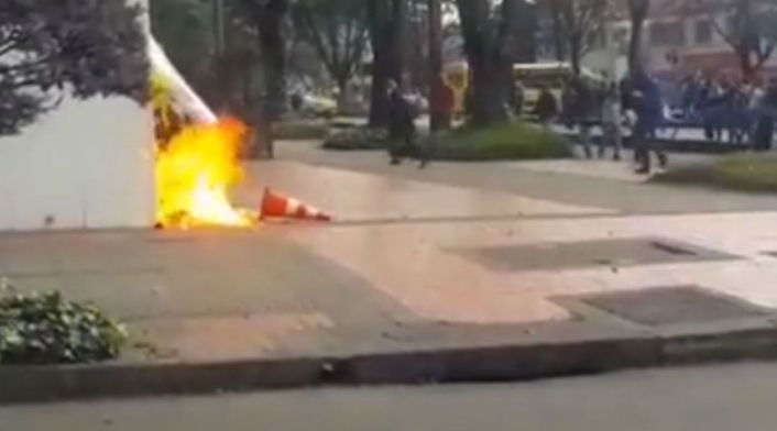 Ataque a policía en marchas de estudiantes Ataque a policía en marchas de estudiantes