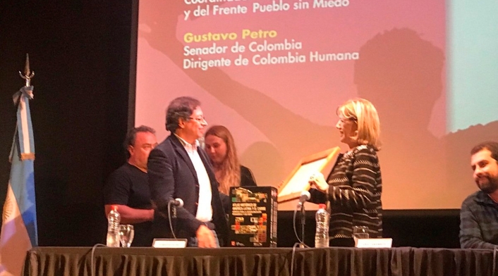 El senador Gustavo Petro recibiendo el título de profesor honorario de la Universidad Nacional de Lanús, en Argentina