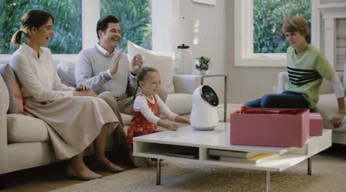 Una familia prueba un robot inteligente en su hogar