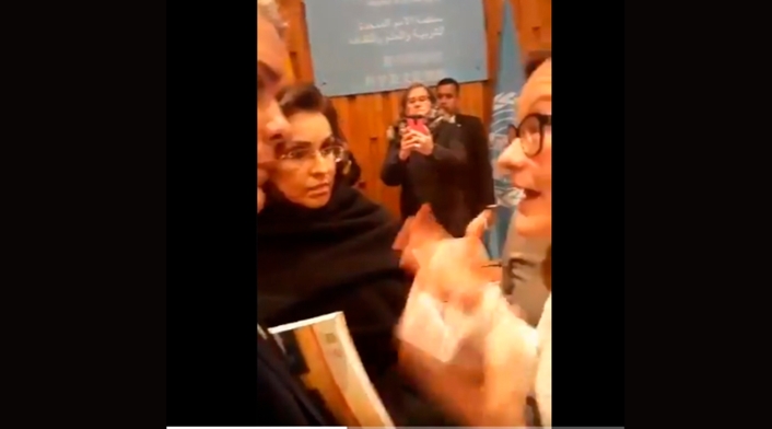 El presidente Iván Duque debatiendo con la estudiante en París