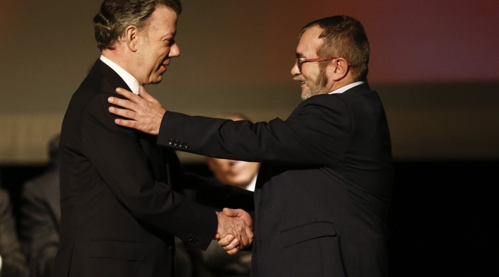 Juan Manuel Santos y Rodrigo Londoño, alias 'Timochenko', el 24 de noviembre de 2016