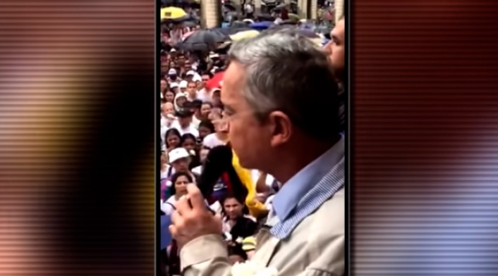 El expresidente Álvaro Uribe en el documental denominado La negociación