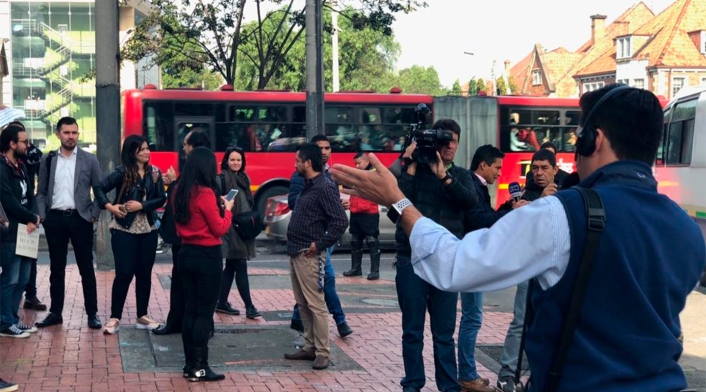 Luis Carlos Vélez con los estudiantes que protestaron frente a RCN Radio, en Bogotá